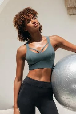 Budget 🔥 Cupshe Baia Strappy Criss Cross Sports Bra ⌛