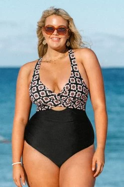 Deals ⭐ Cupshe Soleil Geo Molded Twist Front Plus Size One Piece 🩱 Swimsuit 👏