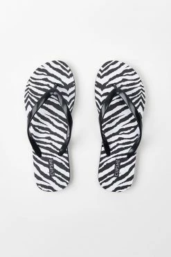 Hot Sale 💯 Cupshe Safari Zebra Striped Flip Flops ⭐ -Cupshe Online Shop 4 7dba82a3 be8f 41c1 b35e 9516dbb81631