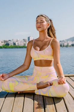 Budget ❤️ Cupshe Orange Blossom Abstract Print Sports Bra 😀